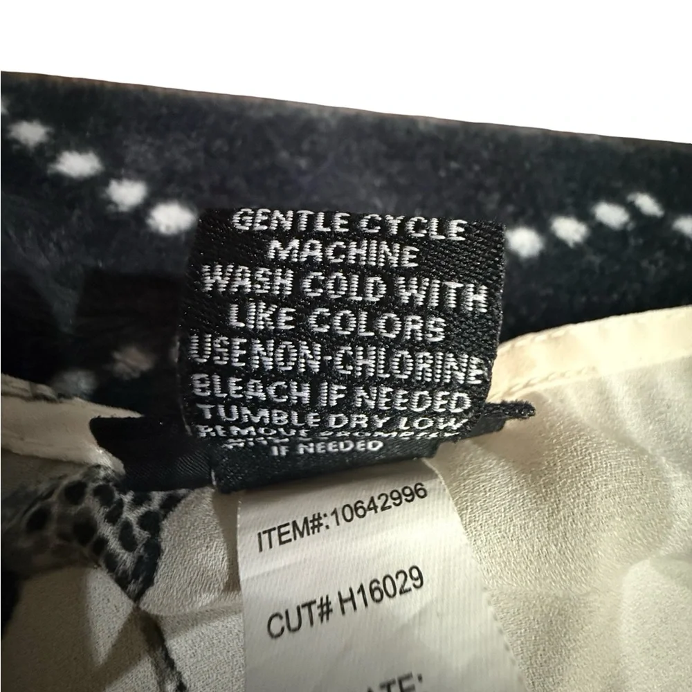 Torrid White Giraffe Print Blouse 2X Safari Animal Print Pocket Semi Sheer Top - Picture 9 of 10